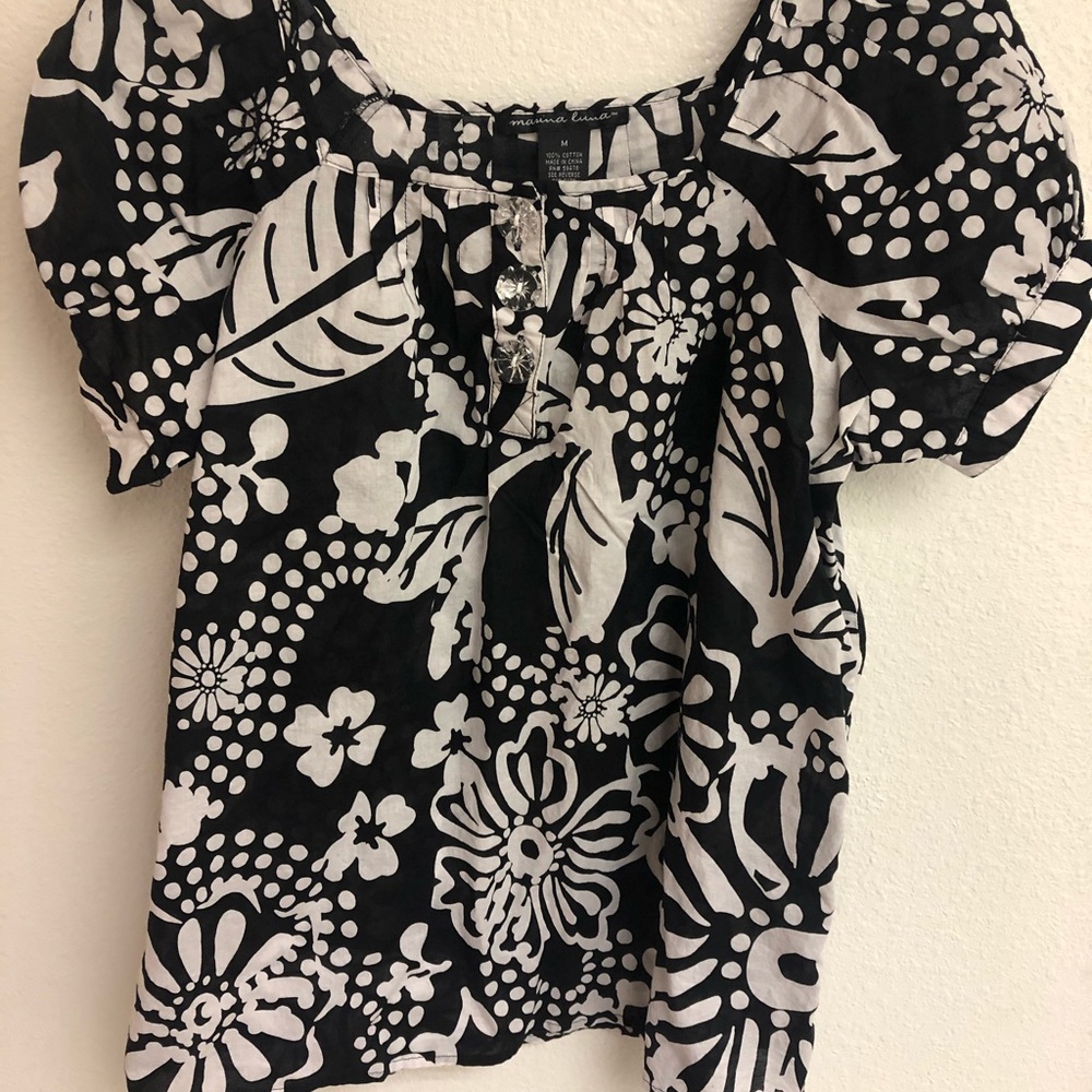 Lightweight adorable blouse size Medium like new